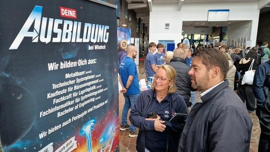 Steffen Scheller am Stand der Firma Windeck mit Personalleiterin Sandra Damschke