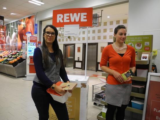 Masterstudentin Christina Montag und REWE-Markt-Leiterin Frau Voigt (re.)