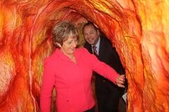 Oberbürgermeisterin mit STG Chef Thomas Krüger im Arterienmodell