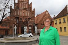 Katrin Tietz vor ihrem Dienstsitz, dem Altstädtischen Rathaus