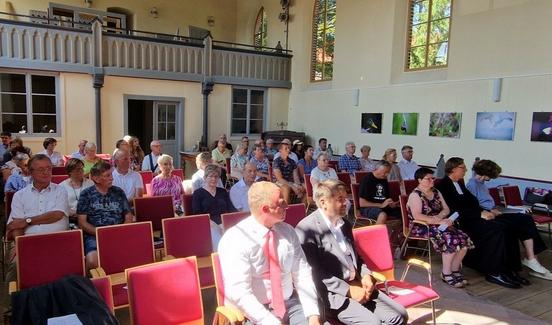 Festgottesdienst in der geretteten Wuster Kirche.