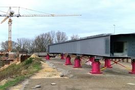 Die Träger für den neuen Brückenüberbau liegen bereit.