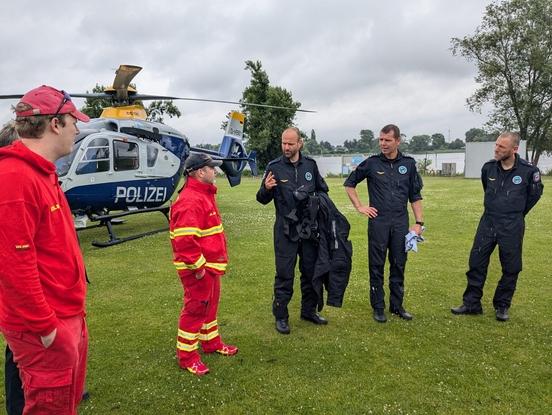 Lagebesprechung zwischen Polizei und DLRG-Kräften