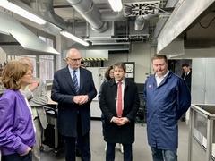 Besichtigung des Brandlabors, in dem Stoffe auf Feuerfestigkeit geprüft werden.