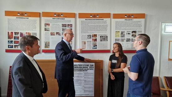 Oberbürgermeister Steffen Scheller und Ministerpräsident Dietmar Woidke beim Streifzug durchs "HdO" mit Melanie Schulz und Andreas Walz.