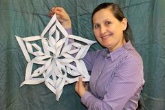 Bibliotheksmitarbeiterin Zoya Nidens lädt ein zum Sterne basteln