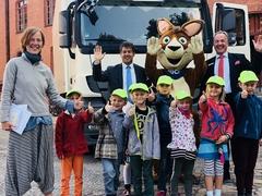 Schüler der Domgrundschule mit dem Verkehrssicherheitsmaskottchen Blicki