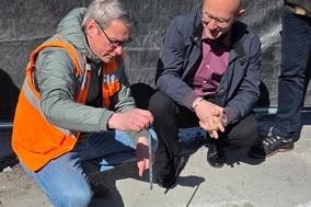 Oberbürgermeister Daniel Keip und Tiefbauamtsleiter Christian Fuß verfolgten eine der Probenentnahmen.