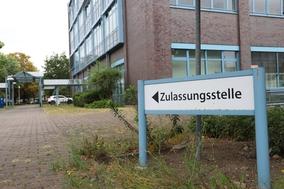 Hinweisschild der Zulassungsbehörde