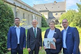 Geschäftsführer Rudolf Knedlik, Oberbürgermeister Daniel Keip sowie die Betriebsleiter Ute Walkusch und Steffen Triebat vor dem Krematorium.