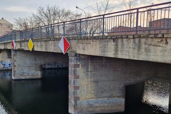 Aus der Nähe betrachte, offenbaren sich die Schäden an der Kanalbrücke.