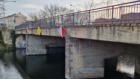 Aus der Nähe betrachte, offenbaren sich die Schäden an der Kanalbrücke.