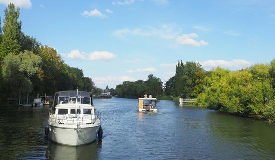 Großes Motorboot fährt auf Fluss