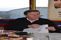 Club am Turm Mann mit Zeichnung