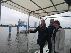 FISA-Delegation Liz Soutter, Sebastian Franke und Ana Nikolic (v.l.n.r.) bei der Rundfahrt über den Beetzsee.