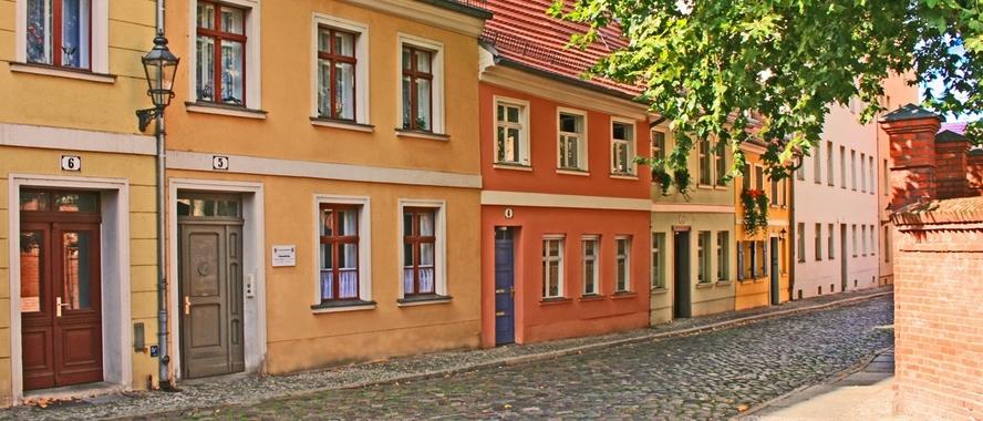 Innenstadt Kleine Gasse mit Kopfsteinpflaster und historischen Häusern direkt aneinander gebaut