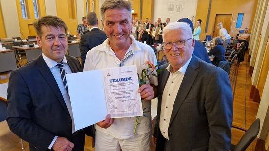 Oberbürgermeister Steffen Scheller und Stadtverordnetenvorsteher Walter Paaschen  überreichten Blumen und Dankes-Urkunden an die Volksvertreter.