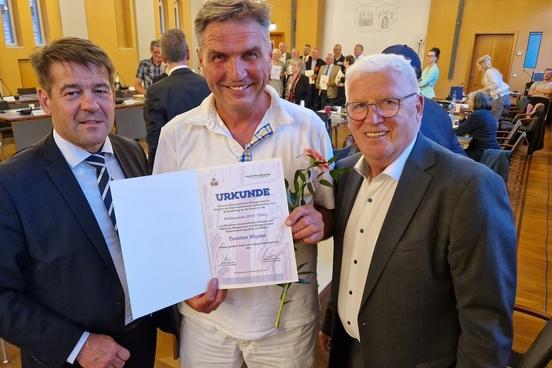 Oberbürgermeister Steffen Scheller und Stadtverordnetenvorsteher Walter Paaschen  überreichten Blumen und Dankes-Urkunden an die Volksvertreter.