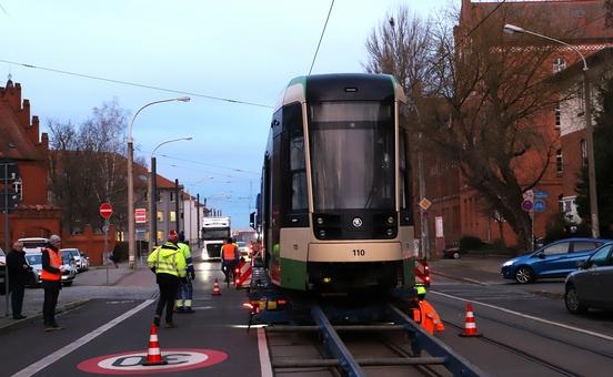 Die Skodabahn rollt vom Sattelschlepper