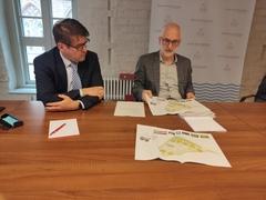 Oberbürgermeister Steffen Scheller und Peter reck, Fachbereichsleiter Bauen und Umwelt, mit den plänen des Spielplatzes am turnerheim.