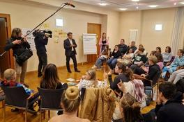 Eine große Gesprächsrunde im Rolandzimmer des Rathauses.