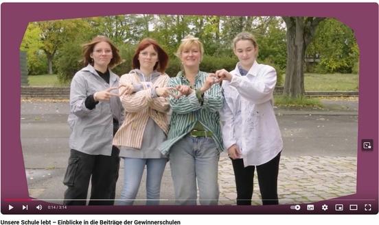 Menschengruppe auf dem Schulhof