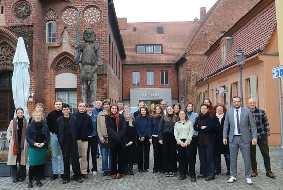 Gruppenfoto vor dem Altstädtischen Rathaus