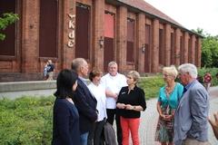 Oberbürgermeisterin Dr. Dietlind Tiemann und SVV Vorsitzender Walter Paaschen im Gespräch mit den Investoren des Seegartens