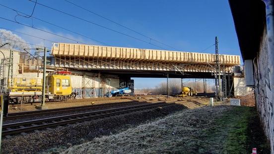 Sonntag zeigte sich bei strahlend blauem Himmel das Brückenkonstruktion.