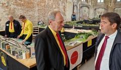 Henry Drescher, der Vorsitzende des Brandenburger Modellbahn-Freunde e.V., führte Oberbürgermeister Steffen Scheller durch die Ausstellung.