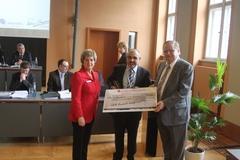 47. Generalversammlung – der Präsident des französischen Verbandes nimmt den CEB-Award und den Scheck entgegen