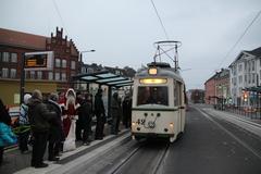 vorher ging es traditionell in der historischen Straßenbahn vom Nicolaiplatz in die Innenstadt
