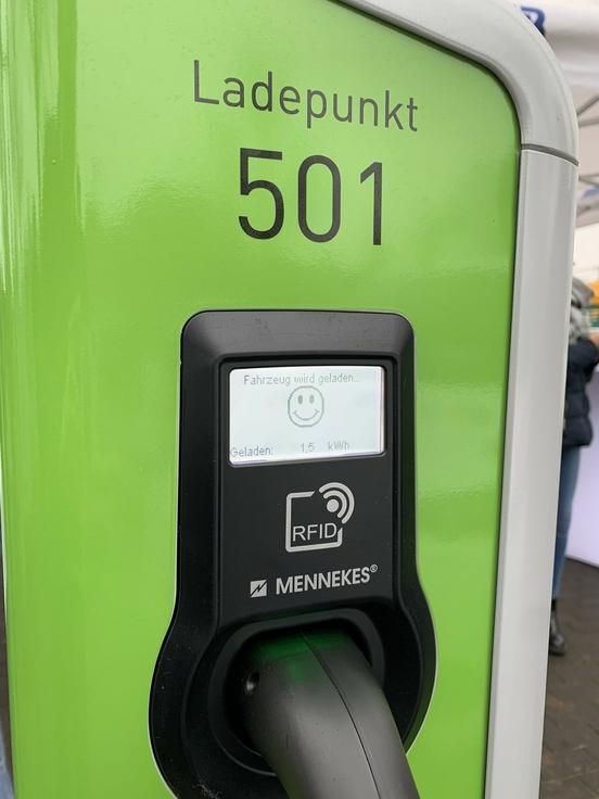 Neue Ladesäulen für Elektromobilität am Hauptbahnhof eingeweiht