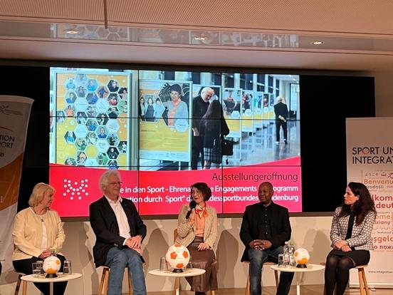 Gesprächsrunde mit dem Präsidenten des LSB, Karl-Heinz Hegenbart, sowie Dr. Milana Michaljow, Khorshid Alizadehseilabi und Abdul Carimo