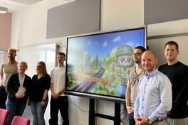 Die Studierenden des Master-Studiengangs Medieninformatik mit Jeannine Albrecht (2. von links) und Prof. André Nitze.