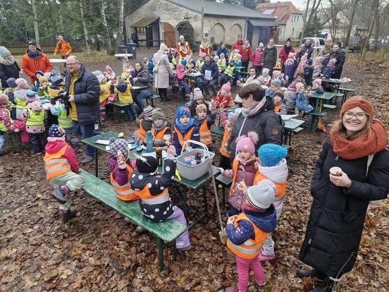 Rund 60 Kinder kamen mit ihren Erzieherinnen, um im Bürgerwald Bäume für Ihre Kitas zu pflanzen.