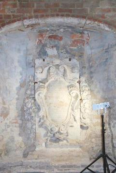 das in der Chornische freigelegte barocke Sandsteinepitaph