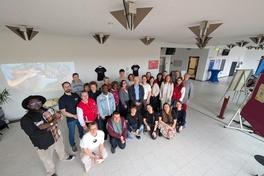 Gruppenbild der Aussteller mit Daniel Keip im Foyer.