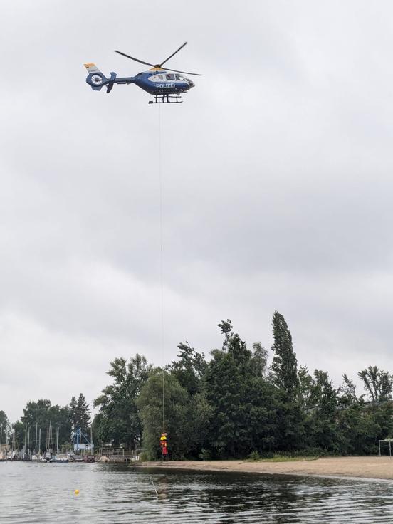 Der Rettungshubschrauber über dem Strand der Massowburg.