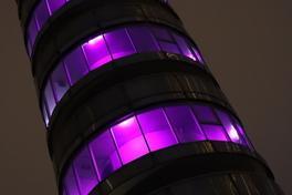 Friedenswarte leuchtet zum Welt-Frühgeborenen-Tag in lila