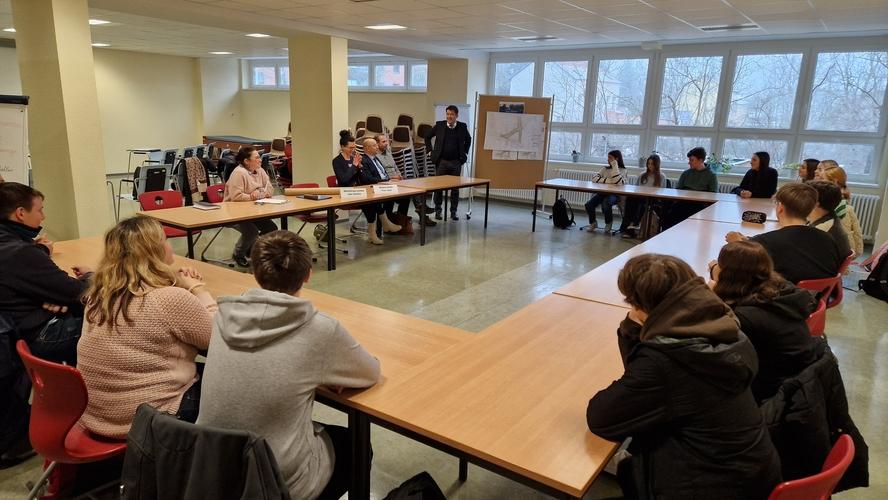 Oberbürgermeister Steffen Scheller vor Ort in der Oberschule Nord.