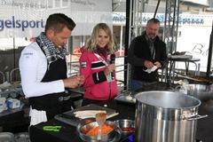 Starköche Auch am Beetzsee dabei: TV-Starköche Mike Süsser (links) und Frank Oehler präsentieren die hohe Kunst der Fischküche. (Foto: Veranstalter)