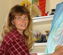 Die junge Nachwuchsmalerin bei der Arbeit.