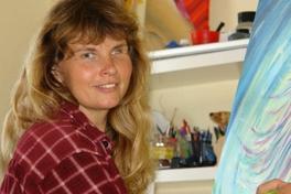 Die junge Nachwuchsmalerin bei der Arbeit.