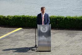 Ausbildungsverträge und Studienvereinbarungen feierlich überreicht