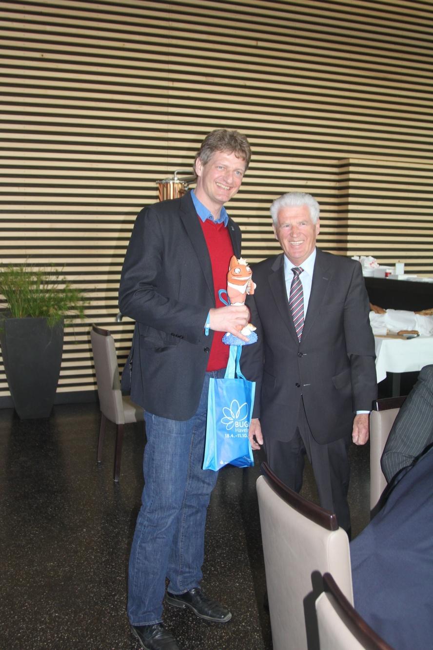 Überrreichen des BUGA Maskottchens Überreichen des BUGA Maskottchens an die Delegationsleiter