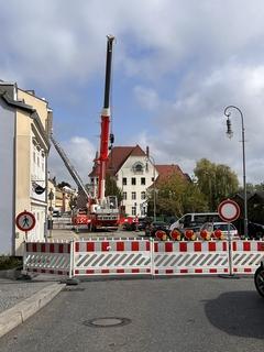 gesperrte Straße, dahinter Einsatzfahrzeuge und ein Kran