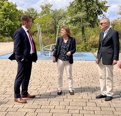 Oberbürgermeister Steffen Scheller im Gespräch mit Ministerin Ursula Nonnemacher und Günther Lorenz vom Technologie-Netzwerk Berlin e.V.