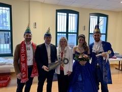 Das Prinzenpaar der 56. Saison des BKC, Cornelia die I. und Christian der LVI., sowie BKC Präsidentin Jacqueline Damus und Schirmherr Robert Müller überreichen Oberbürgermeister Steffen Scheller den Schlüssel der Altstadt.