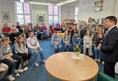 Oberbürgermeister Steffen Scheller begrüßte die lesenden Schulsieger und Gäste.